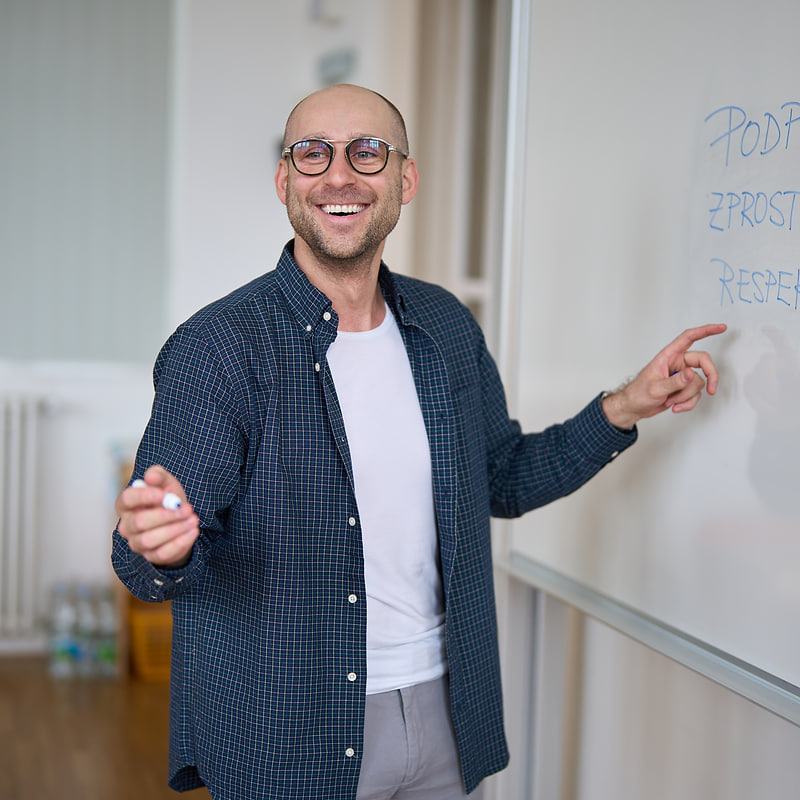 Petr Kopečný, poradce a kouč z Brna, u tabule se slovy podpora, zprostředkování, respekt